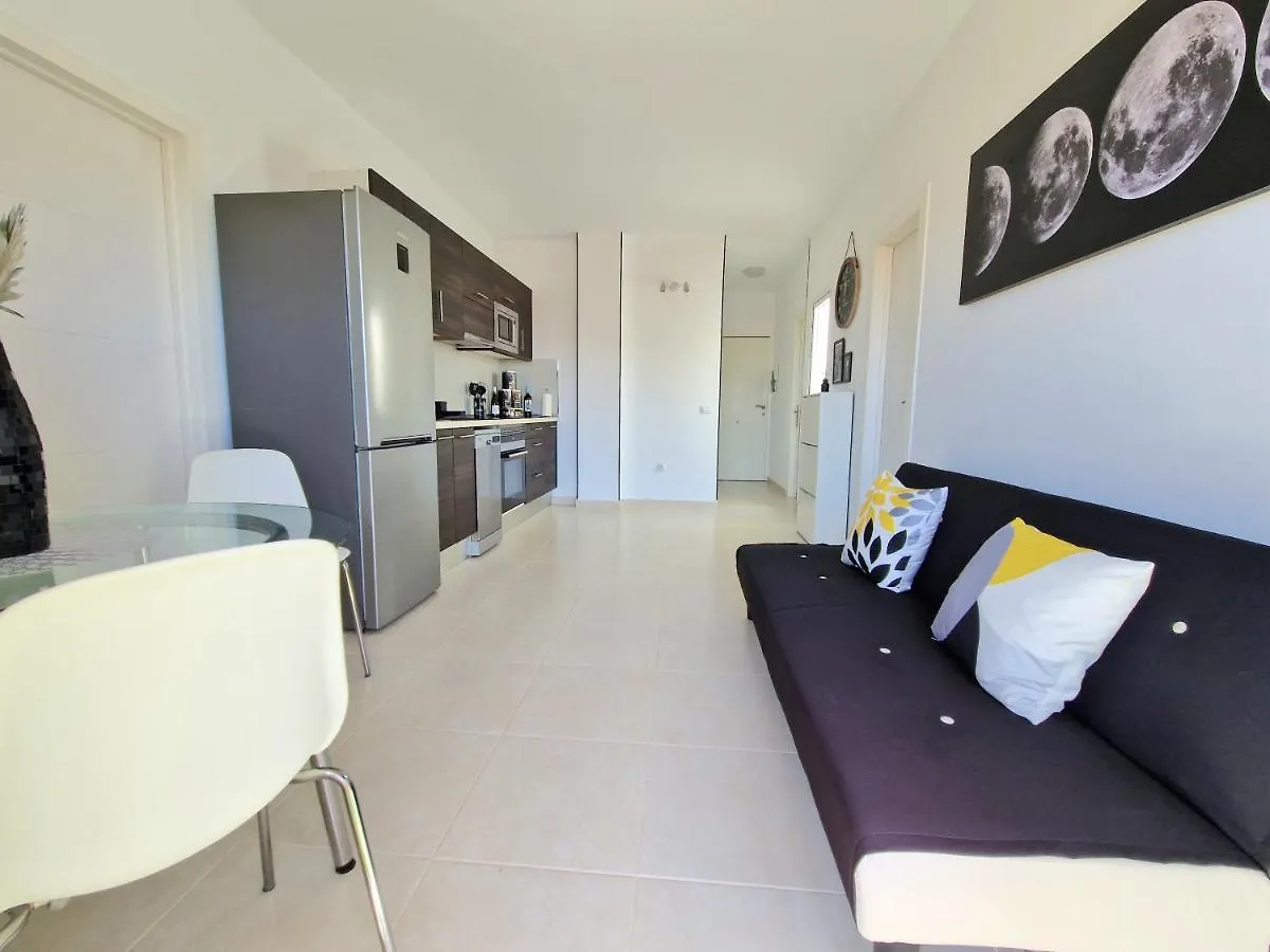 Habitacion Privada En Apartamento Moderno Compartido Cerca De La Playa Y Aeropuerto Hotel San Isidro  Guest house San Isidro (Tenerife)