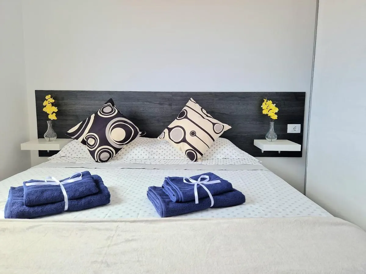 Guest house Habitacion Privada En Apartamento Moderno Compartido Cerca De La Playa Y Aeropuerto Hotel San Isidro  Spain